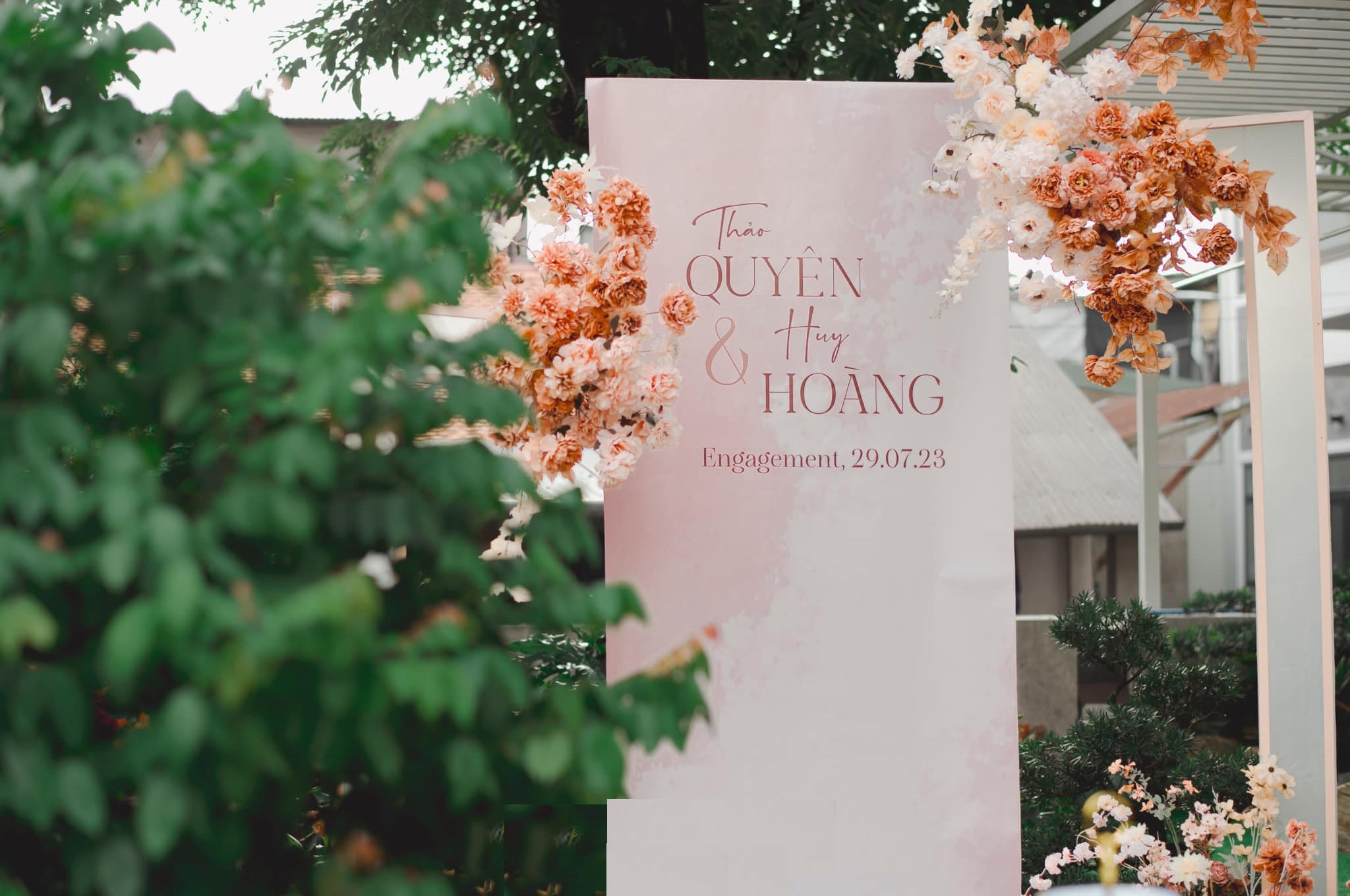 Bảng Welcome hoa tone Nude