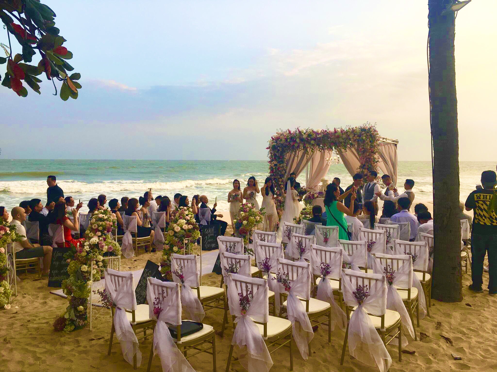 Lục Hỷ Wedding - Beach Scene