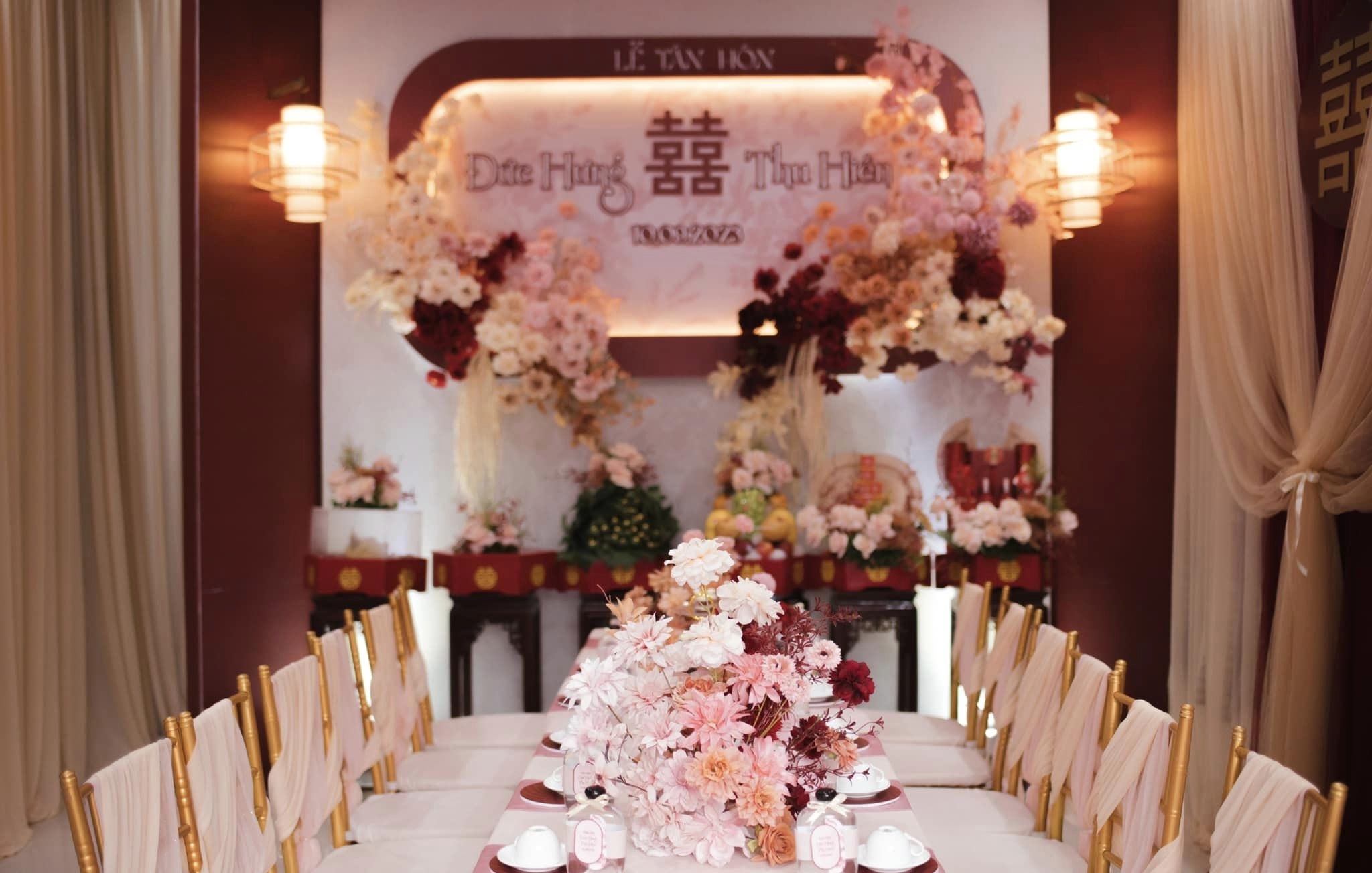 Trang trí gia tiên sắc đỏ Burgundy